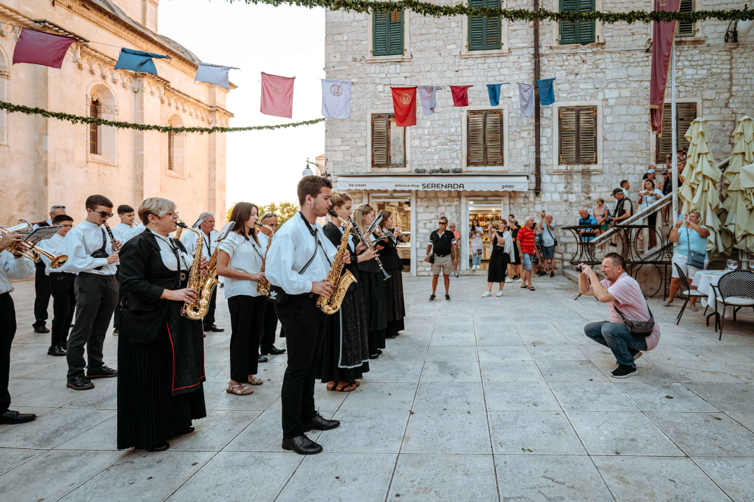 Promenada Šibenske narodne glazbe starom gradskom jezgrom oduševila prolaznike