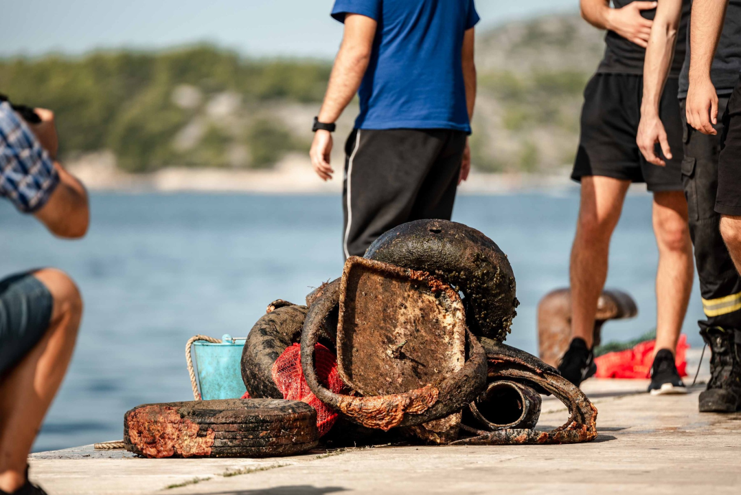 Jutros povodom Dana grada čišćeno podmorje šibenske rive: Među puno smeća pronađena pa deaktivirana ručna bomba