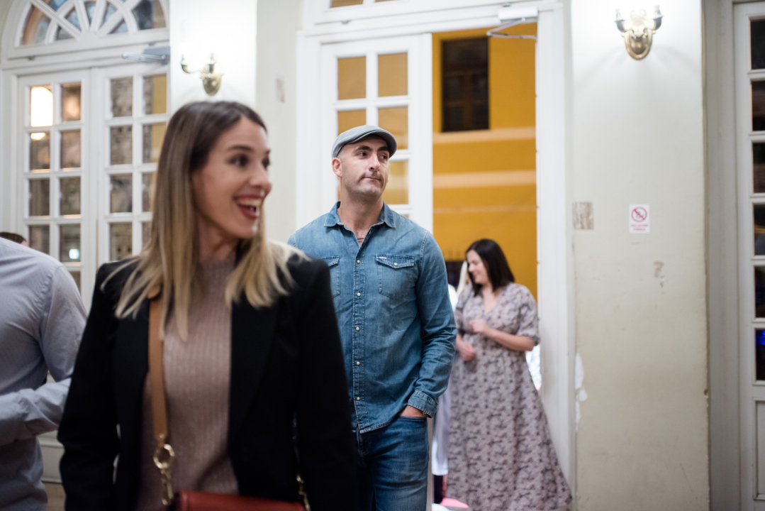 Dođi gola na večeru: Nova predstava šibenskog kazališta humorom šamara gledatelje!