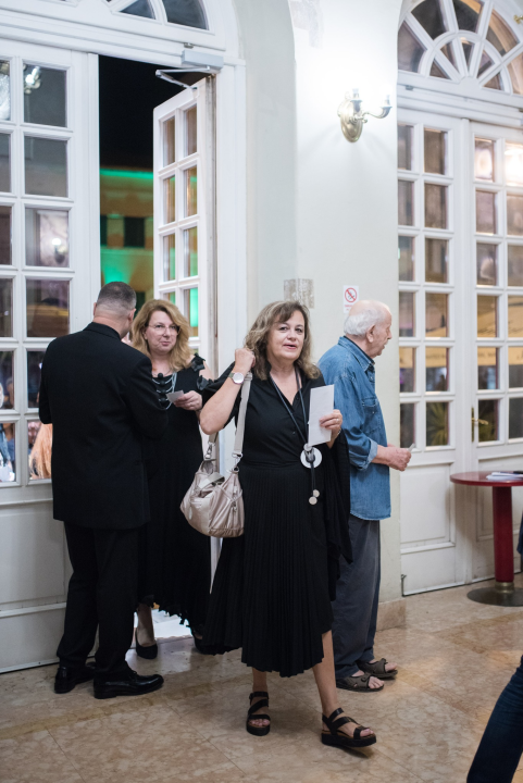 Dođi gola na večeru: Nova predstava šibenskog kazališta humorom šamara gledatelje!