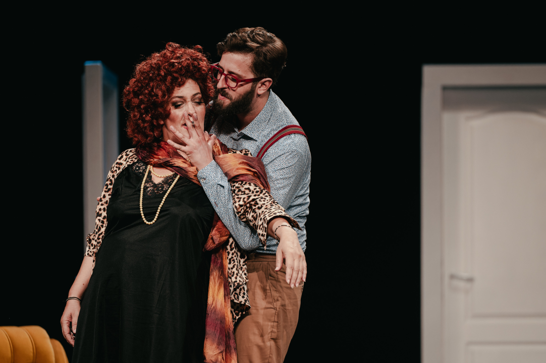 Dođi gola na večeru: Nova predstava šibenskog kazališta humorom šamara gledatelje!