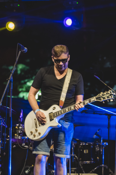 Dino Jelusić zatvorio ‘Bablje ljeto’ u Šibeniku, pogledajte atmosferu s koncerta