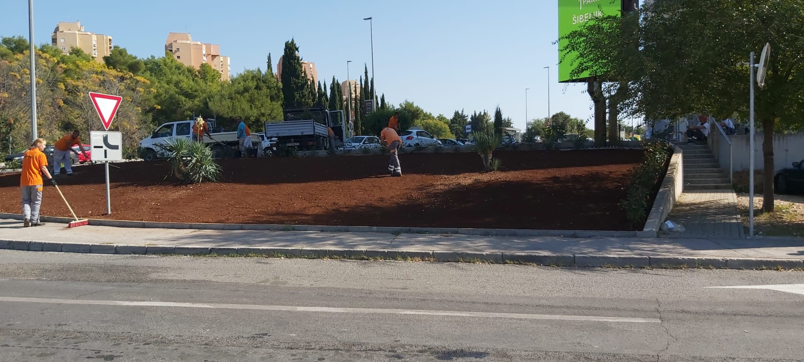 Zeleni grad Šibenik nastavlja s uljepšavanjem kvartova: Na Biocima posađene Yucca i Photinia 