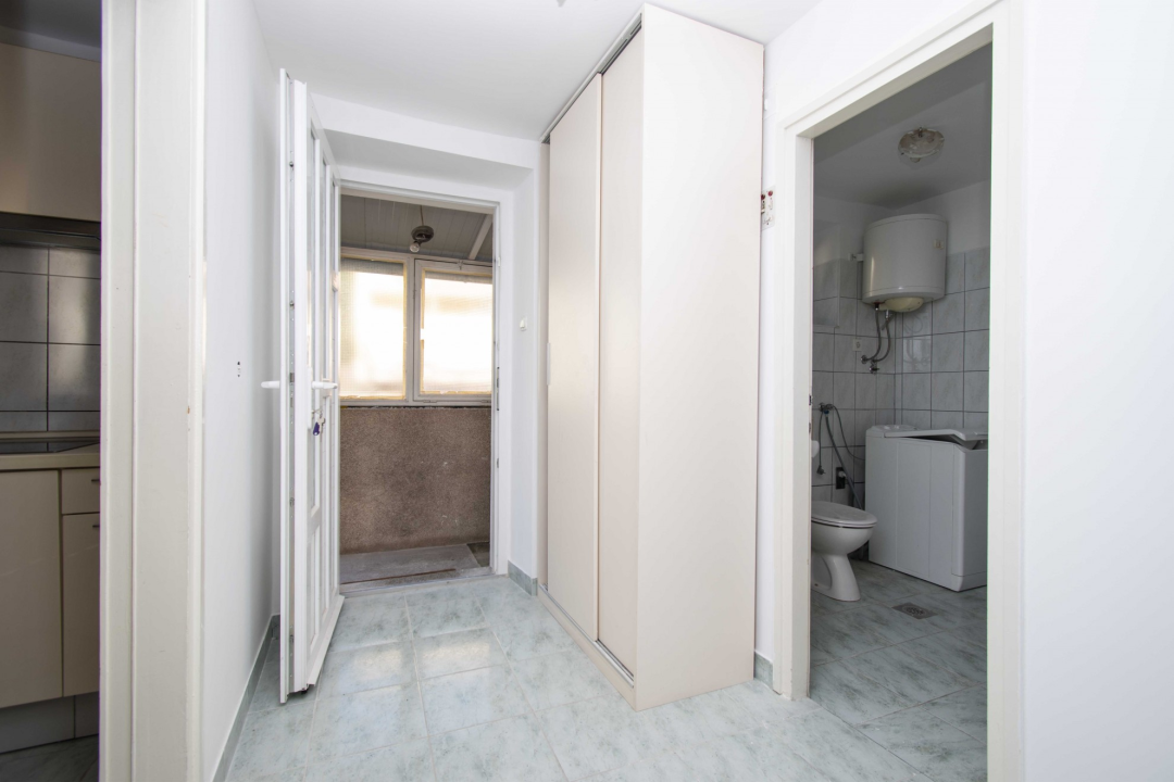 Prodaje se prostran stan u centru grada s parkingom! 