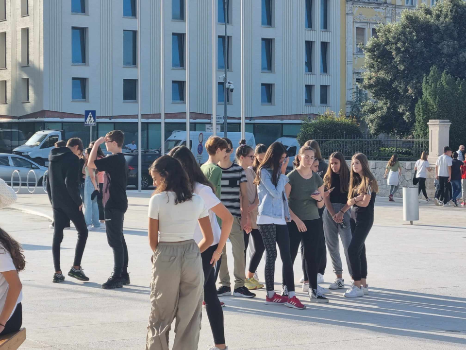 Šibenski gimnazijalci edukativnom šetnjom kroz grad obilježili Svjetski dan pješačenja 