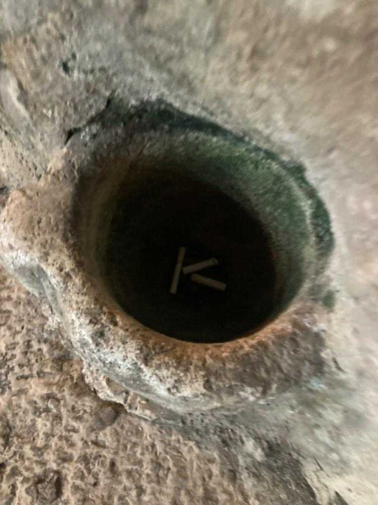 Kamene pojilice za pse na Meduliću nekima služe kao pepeljara