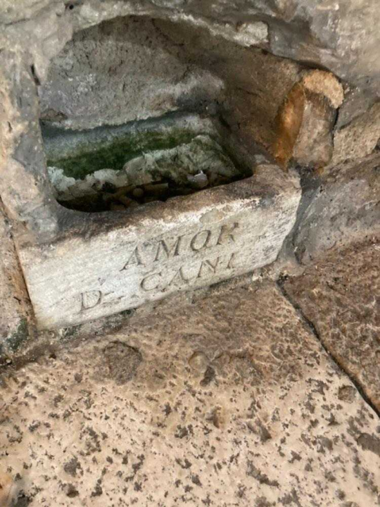 Kamene pojilice za pse na Meduliću nekima služe kao pepeljara