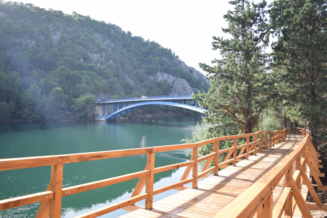 Završeni radovi na uređenju pješačke staze ispod Skradinskog mosta