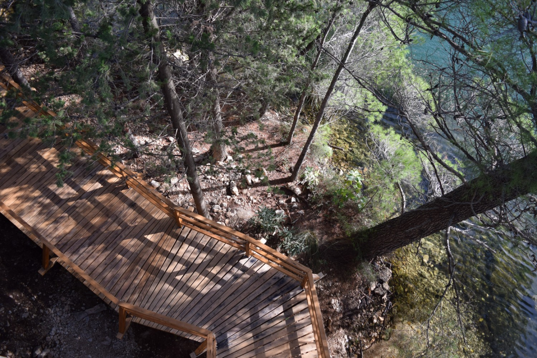 Završeni radovi na uređenju pješačke staze ispod Skradinskog mosta