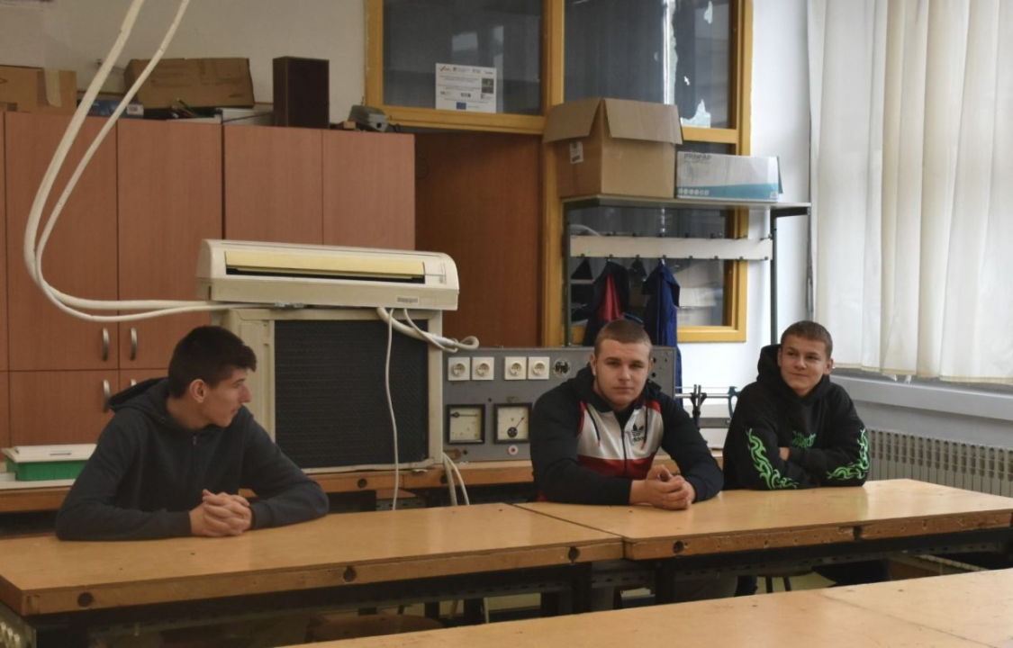 Jelić kod mladih inovatora iz Knina koji su solarnim automobilom osvojili prvo mjesto