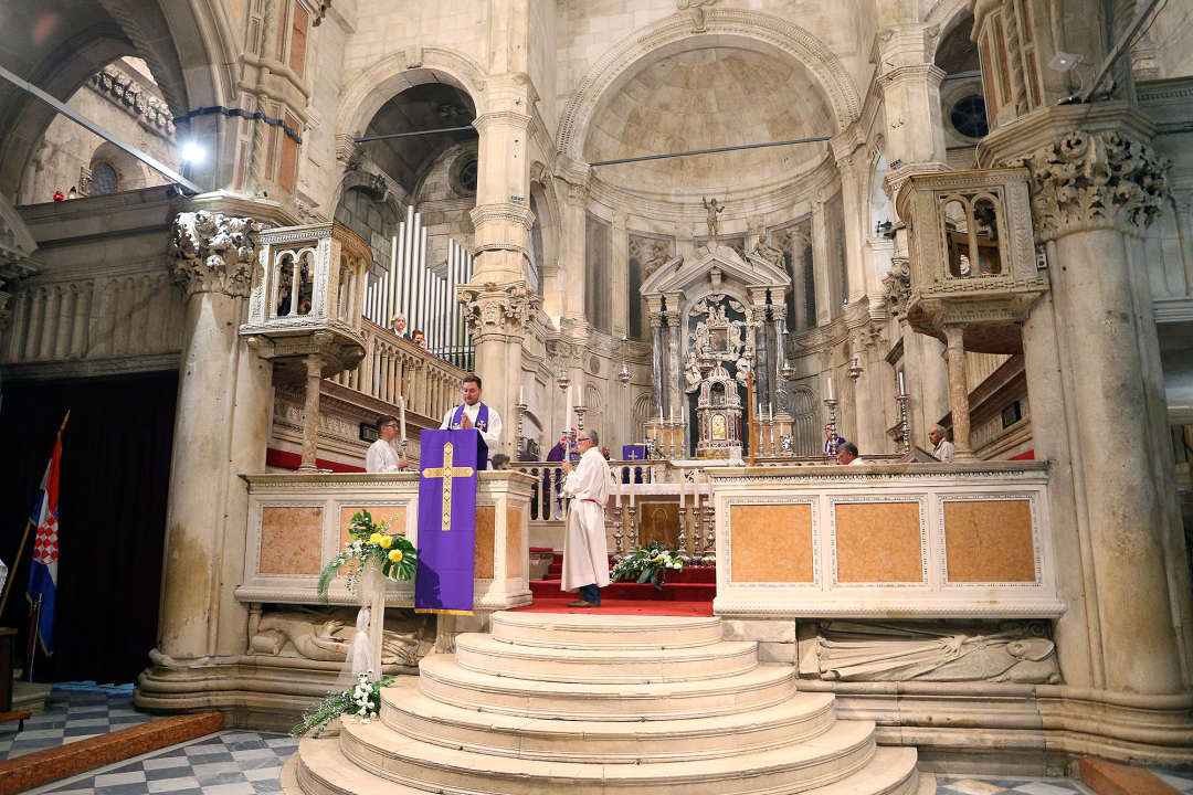 Biskup Rogić predvodio misu za preminule biskupe, svećenike i redovnice