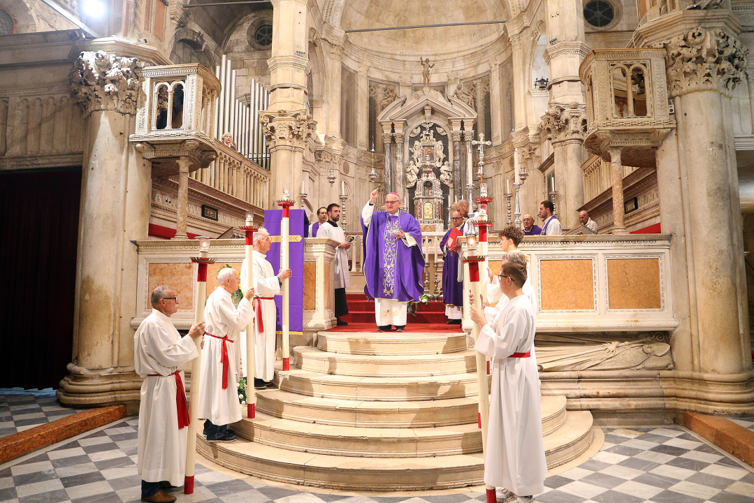 Biskup Rogić predvodio misu za preminule biskupe, svećenike i redovnice