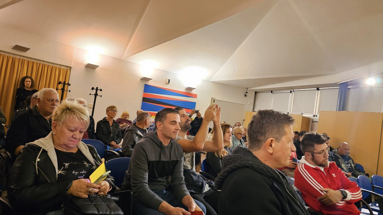 Okupili se stanari Starog grada: Osim parkinga i kamera, problem su im štekati i pjevačica koja u kući ima probe