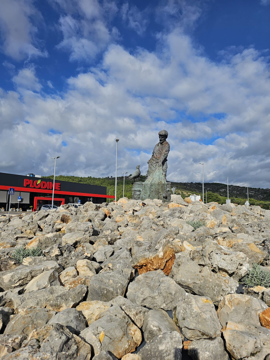 Tribunjci spomenikom odali počast ribaru i težaku