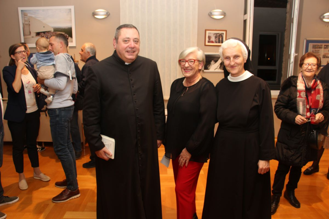 U Vodicama otvorena izložba posvećena don Frani Šimatu