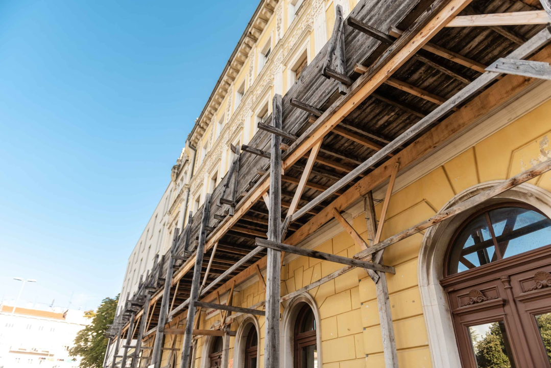 Palača Iljadica-Grbešić i dalje žudi za obnovom, župan Jelić: 'Ima veliki turistički potencijal, šteta je da se koristi za administraciju'