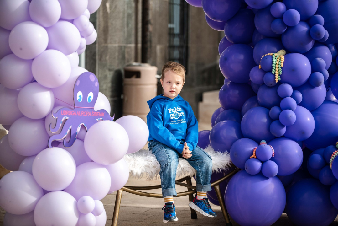 U Šibeniku obilježen Dan palčića: 'Našim anđelima među zvijezdama poslali smo balone na dar'