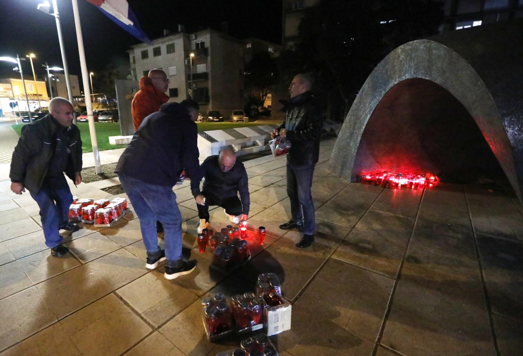 I na Baldekinu zapaljene svijeće u čast žrtvama Vukovara i Škabrnje