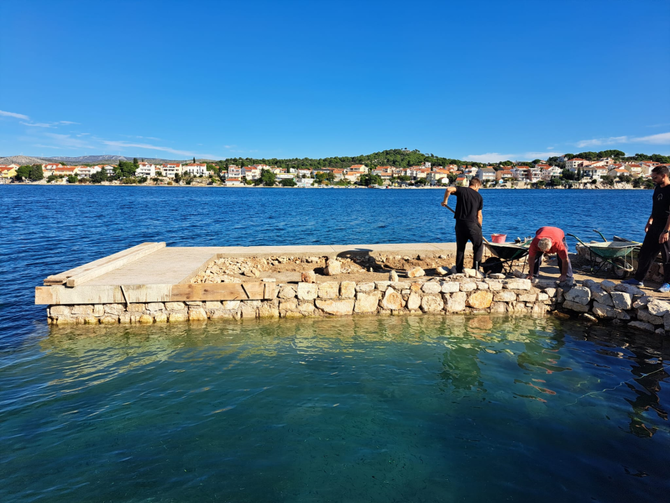 Na jadrijskoj šetnici postavljen novi benkovački kamen, na Krapnju sanirano mulo