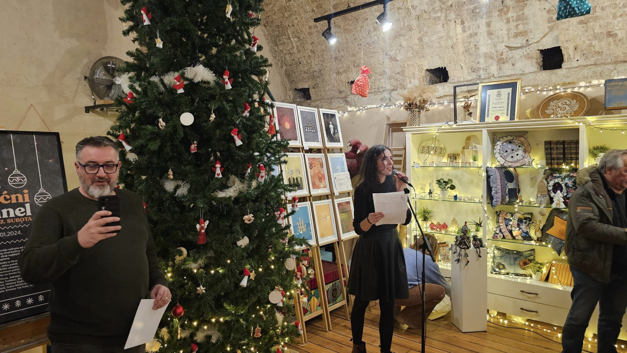 U Azimutu otvorena jedinstvena art &amp; craft izložba 'Božićni tinel'