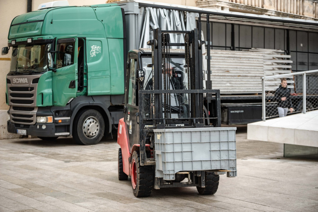 Počelo postavljanje kućice za Sajmić na Poljani: Izlažu lokalni kreativci i udruge