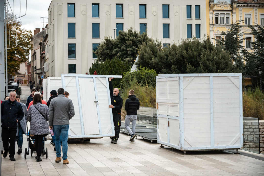 Počelo postavljanje kućice za Sajmić na Poljani: Izlažu lokalni kreativci i udruge
