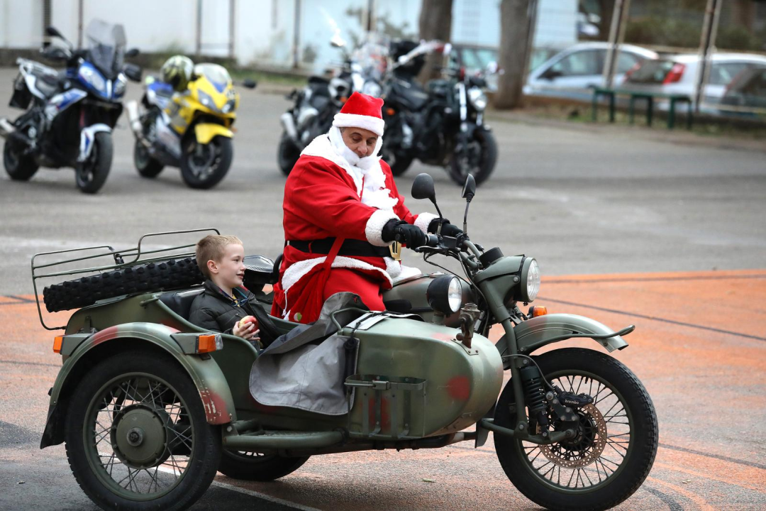 Bajkeri odjeveni u Djeda Božićnjaka posjetili korisnike Centra Šubićevac
