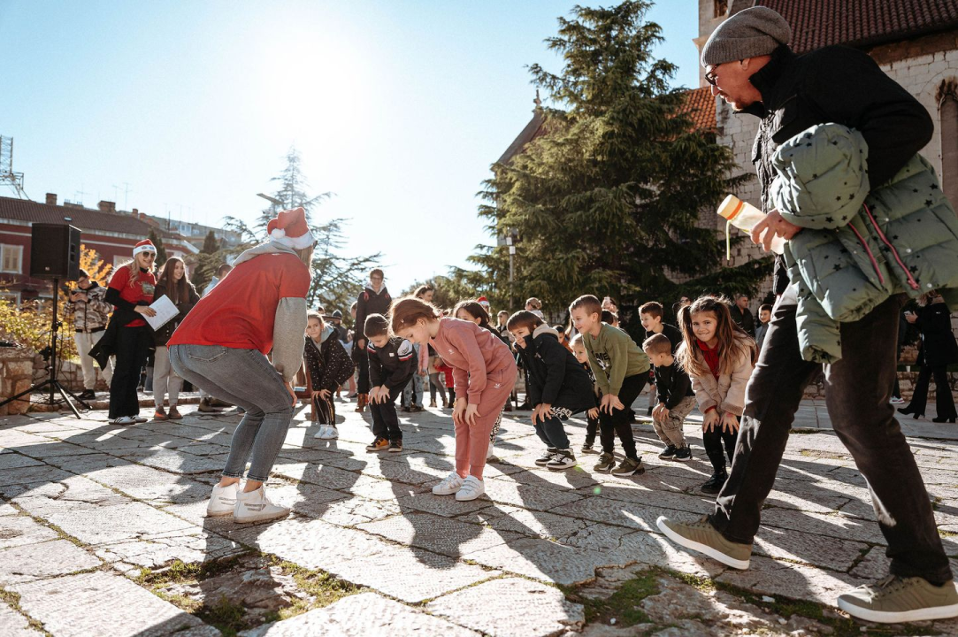 Na Outdoor Adventurici sport, zabavne igre i zanimljivi zadaci