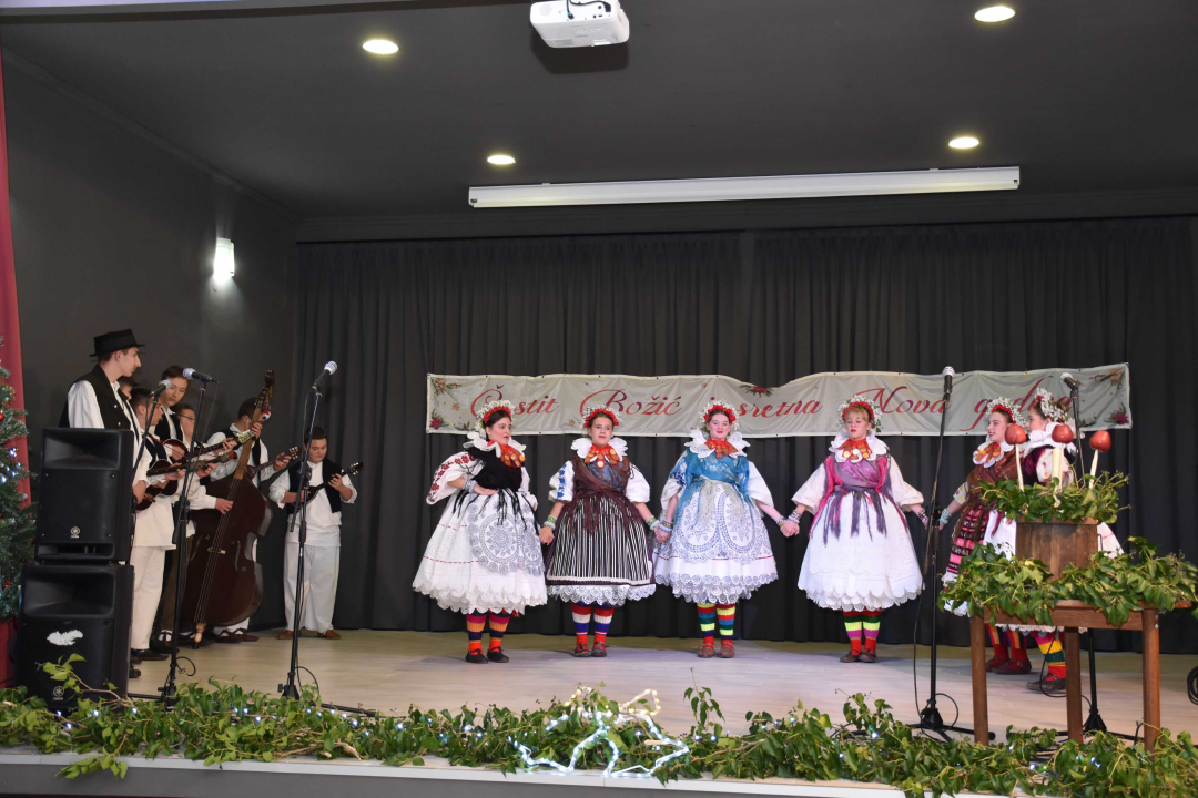 U Unešiću održan božićno-novogodišnji program 'Geni, geni kameni'