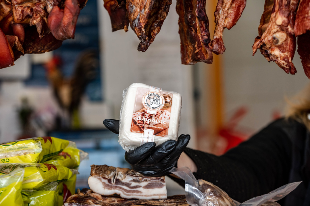 Za blagdane svi žele tuke, pivce i patke: Sve ćete naći na pijaci u Petrović Delikatesama