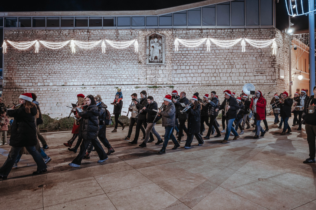 Šibenska narodna glazba promenadom razveselila Šibenčane