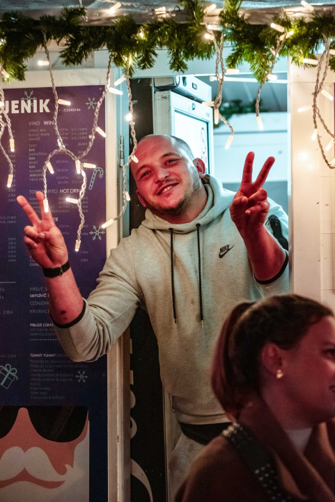 Šibenski srednjoškolski bendovi u maniri rock zvijezda napunili park