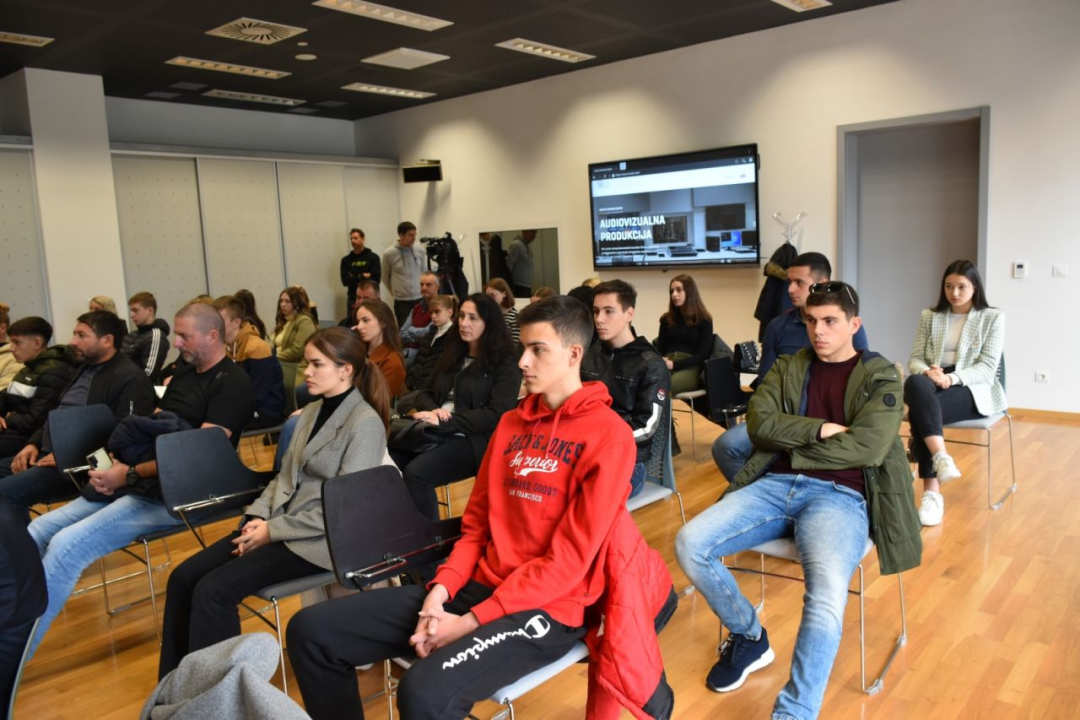 Župan potpisao ugovore s učenicima i studentima koji će primati županijske stipendije