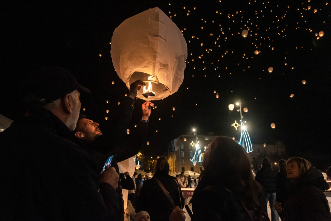 Lampioni  dobrih želja obasjali nebo iznad Šibenika