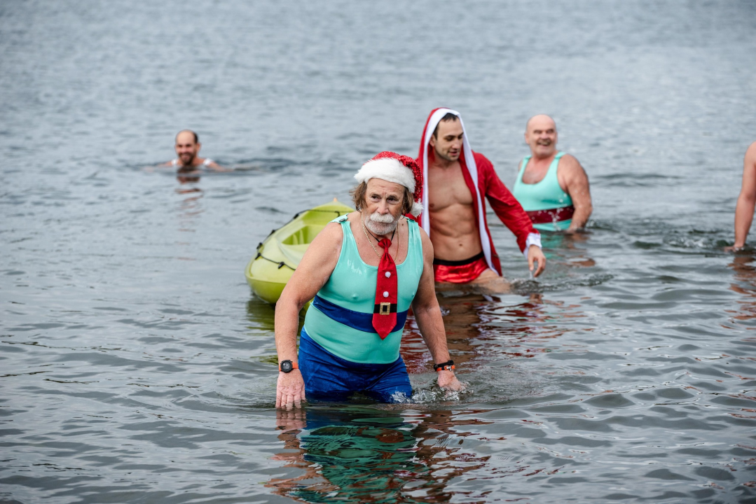 Šibenčani u retro kostimima zaplivali na Banju i obilježili 180 godina turizma u gradu