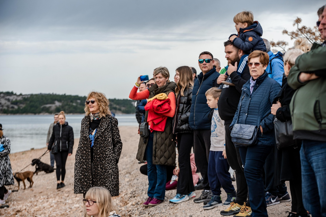 Šibenčani u retro kostimima zaplivali na Banju i obilježili 180 godina turizma u gradu