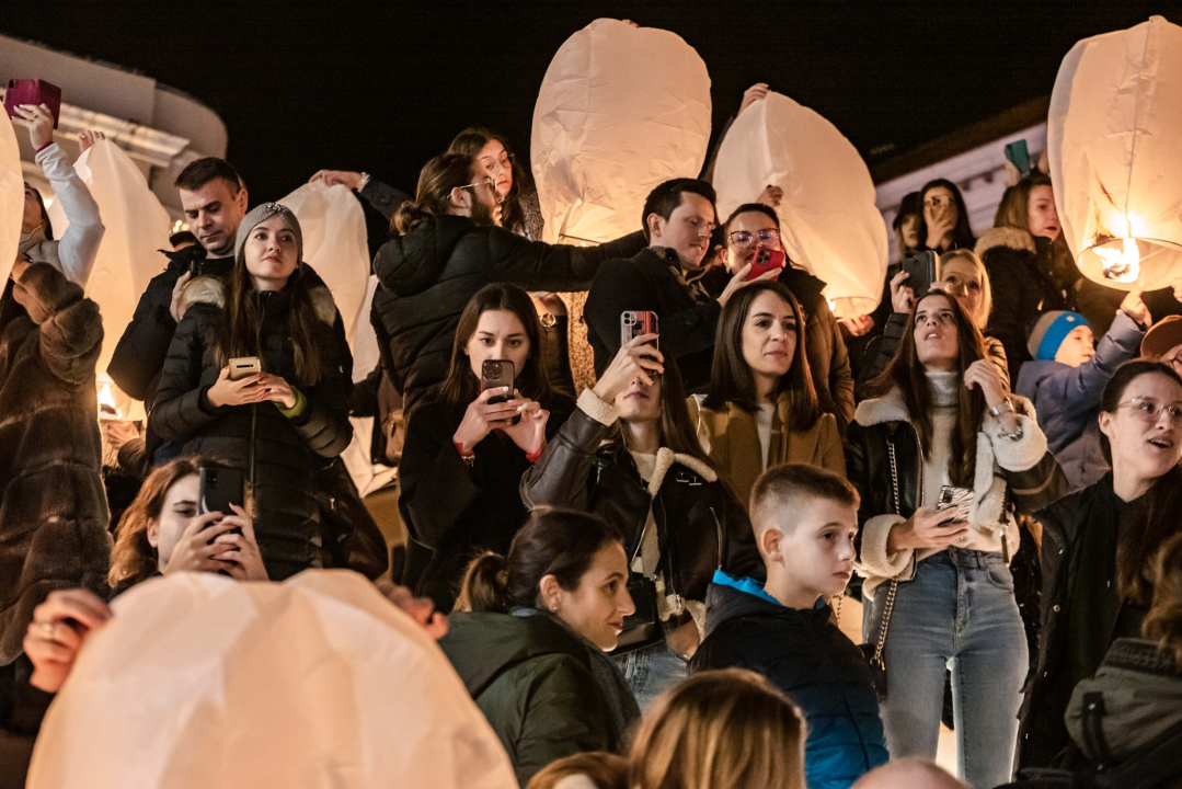 Lampioni  dobrih želja obasjali nebo iznad Šibenika