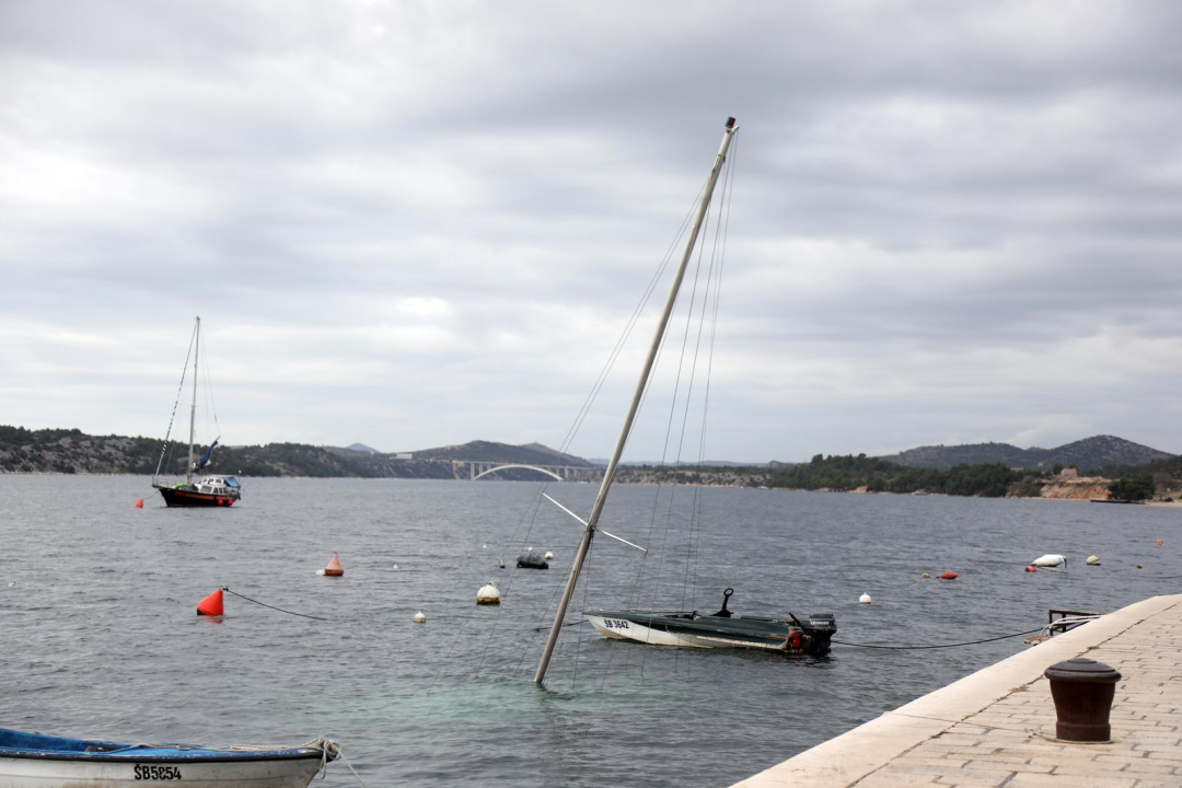 Jedrilica potopljena ispred rive kod katedrale izvučena na površinu