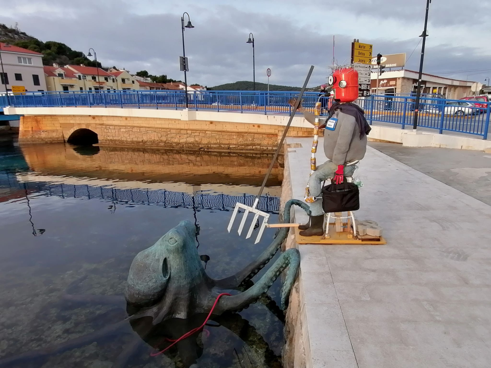 Rak dobio pojačanje: Na hobotnicu koja je napravila invaziju na Tisno obrušile se i maškare