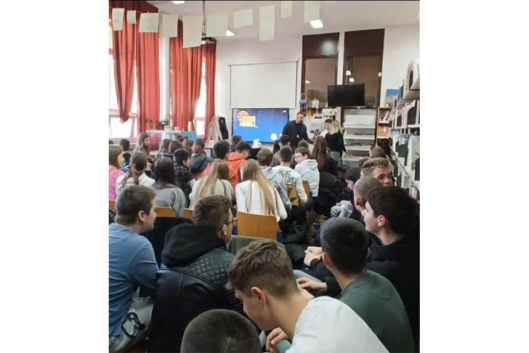 U šibenskim osnovnim školama održano predavanje o sigurnosti na internetu