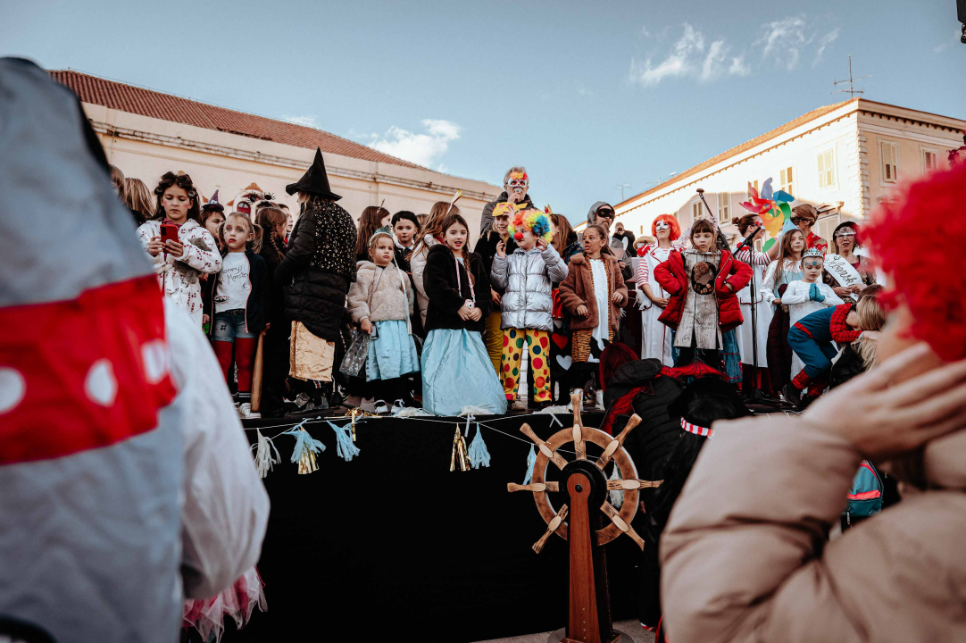 Maškarana povorka prošla kroz grad (2. dio): Najbolja maska Lego, najprovokativnija Oko sokolovo   