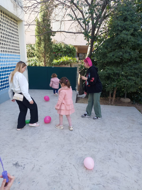 Šibenski gimnazijalci kupili hranilice, igračke i  školski pribor za djecu u domu Maestral