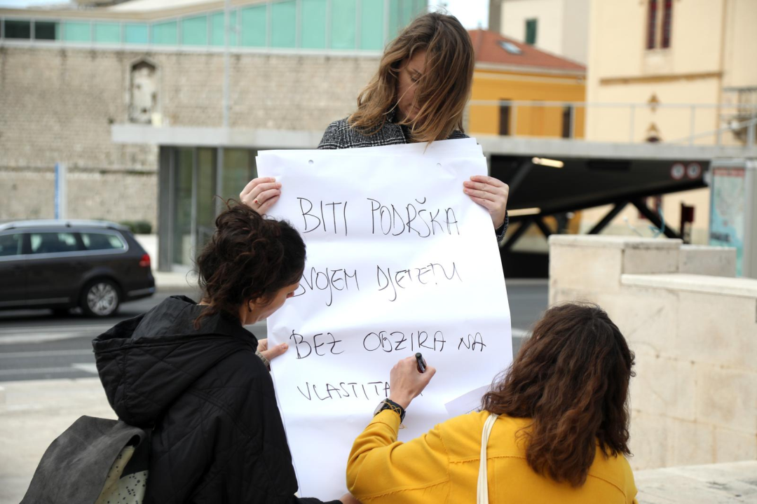 Molitelji ne odustaju od klečanja ispred gradske uprave, a ne daju se ni šibenske prosvjednice