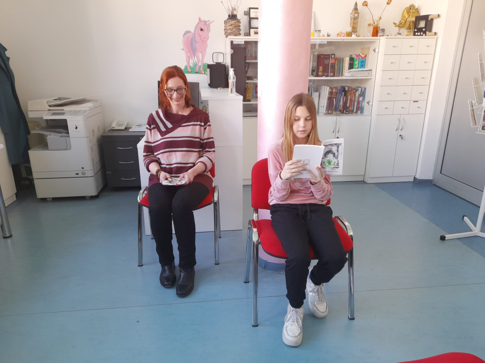 Putovanje kroz vrijeme iz školske knjižnice: Učenici OŠ Meterize ugostili spisateljicu Anu Aužinu 