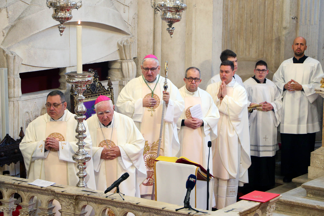 Jutros u katedrali biskup predvodio misu posvete ulja za krizme i bolesničko pomazanje