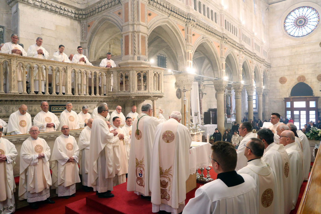 Jutros u katedrali biskup predvodio misu posvete ulja za krizme i bolesničko pomazanje