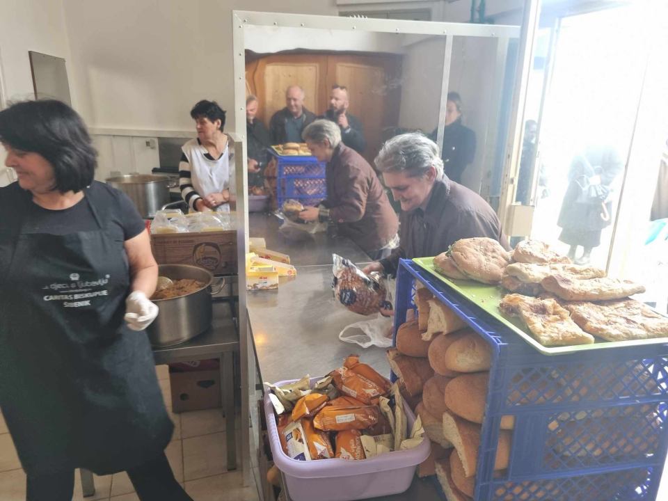 Dogradonačelnik Mileta podijelio pogače korisnicima pučke kuhinje Caritasa 