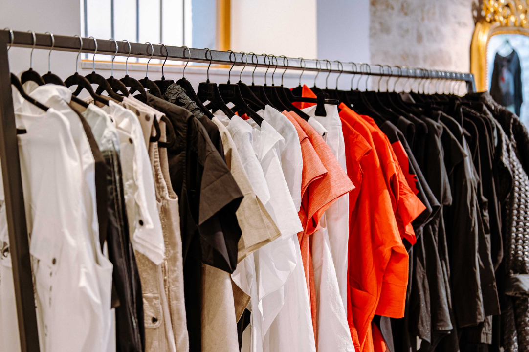 Proljeće u Galeriju Juraj Dalmatinac donosi nove kolekcije odjeće i popust na umjetnine 