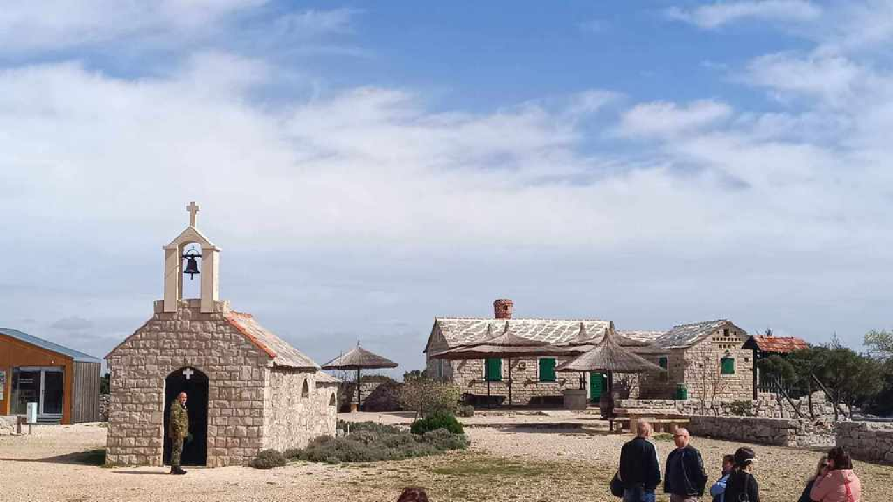 Održan Križni put Hrvatske vojske i policije na brdu Kamenjak iznad Vranskog jezera  