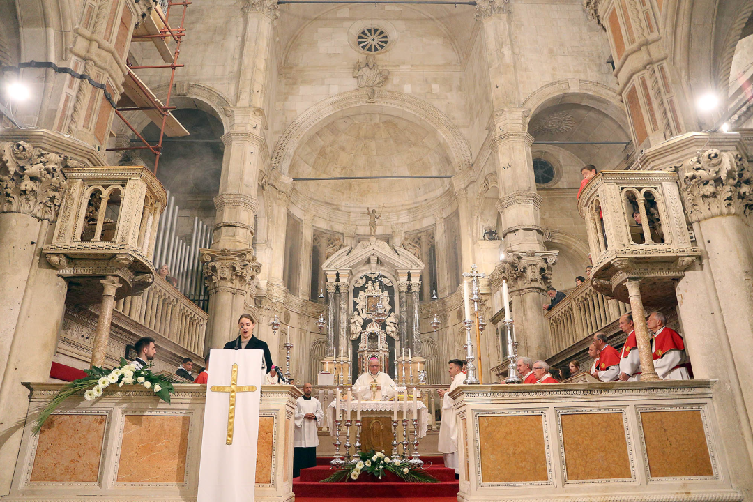 Na misi Večere gospodnje biskup prao noge dvanaestorici braće katedralne bratovštine